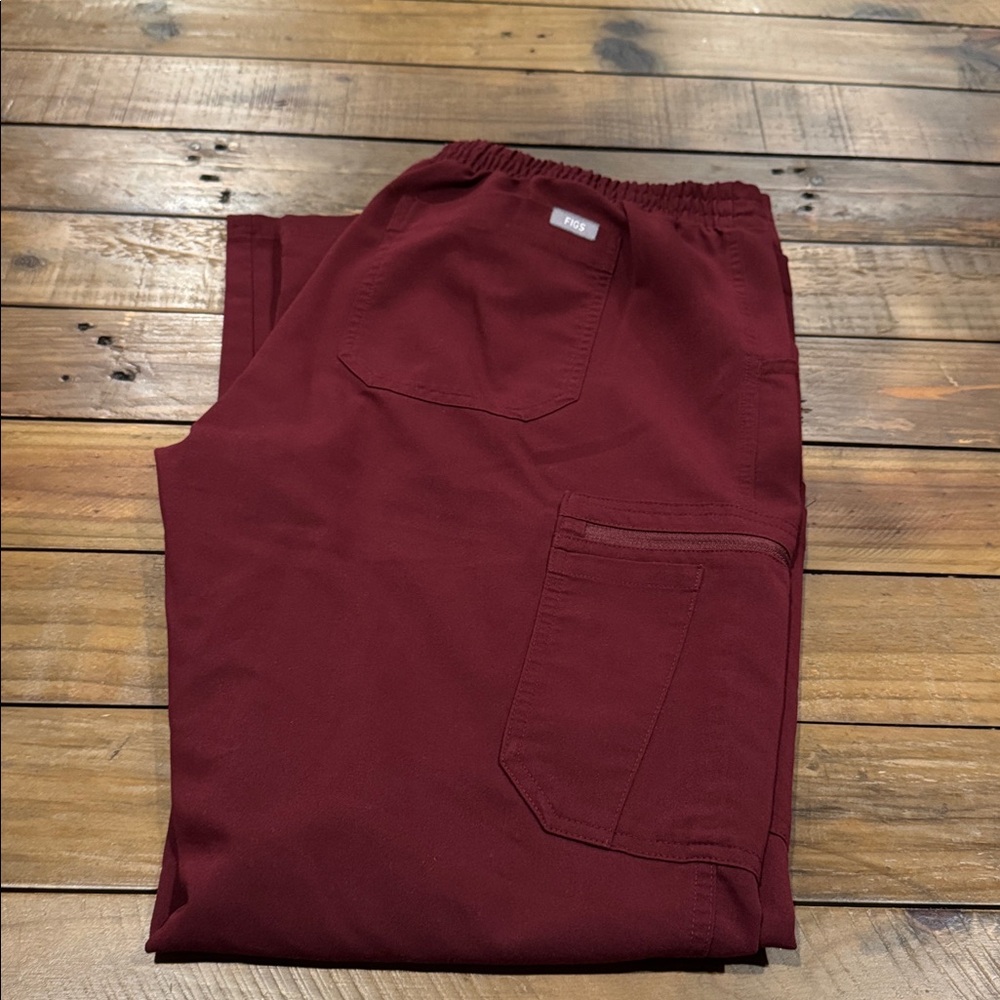 Scrub set by FIGS in Burgundy - Picture 3 of 4